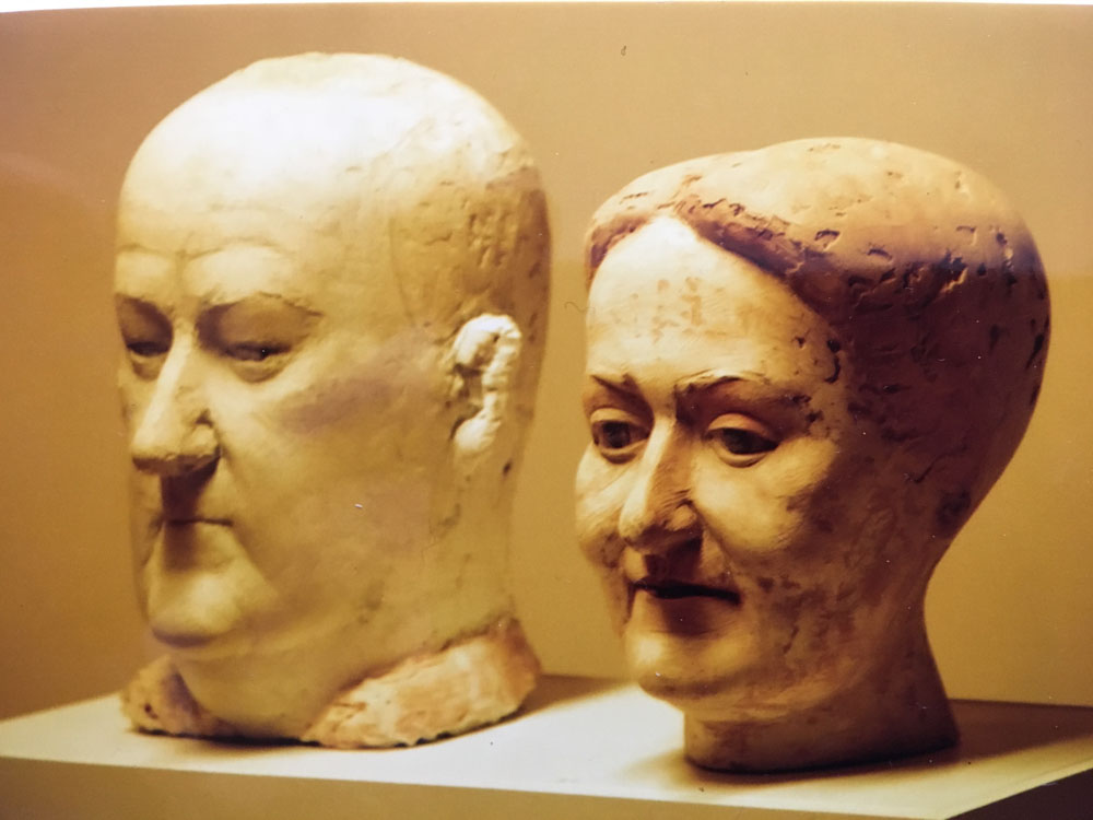 Modellierte Köpfe bei einem Bildhauerkurs in Geras