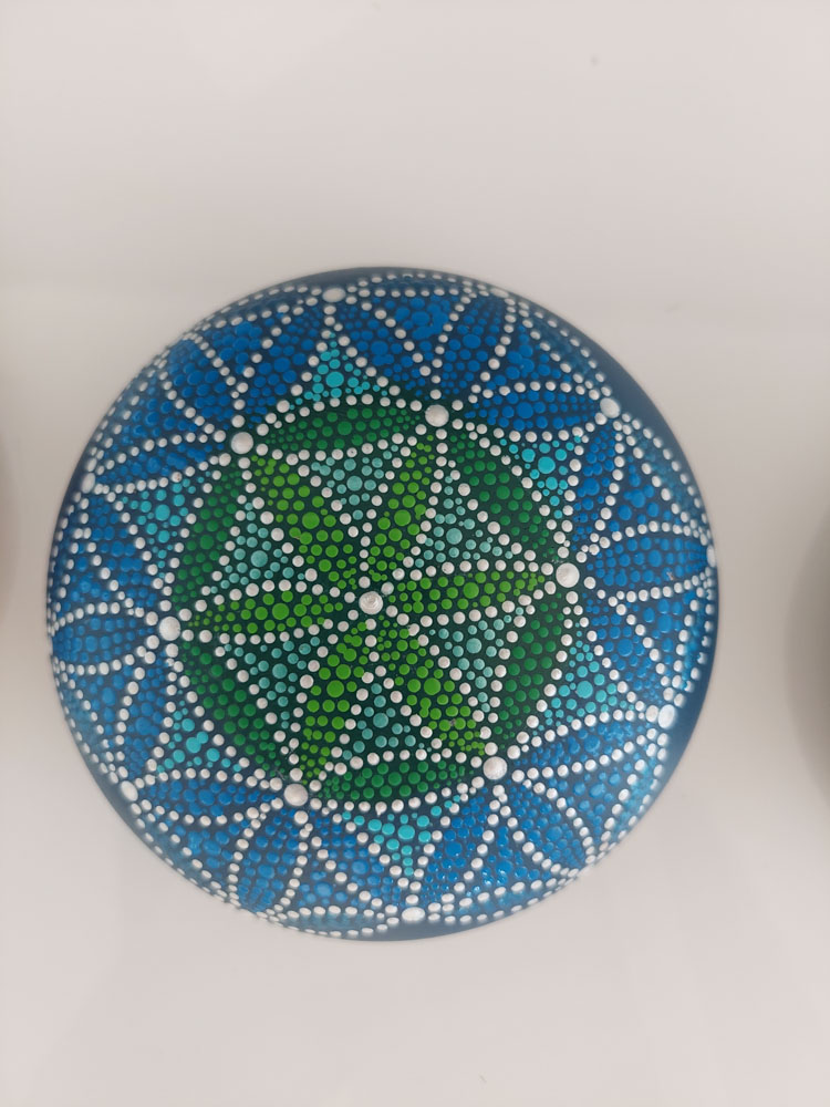 Kreativ gestalteter Stein beim Kurs Happy Stones