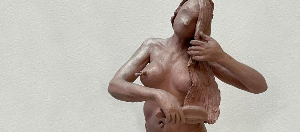 Figur aus Ton beim Kurs Körper modellieren
